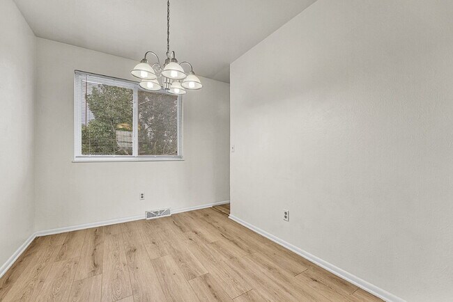 Building Photo - $2,495 - 3 Bed, 2 Bath Home in Aurora with...