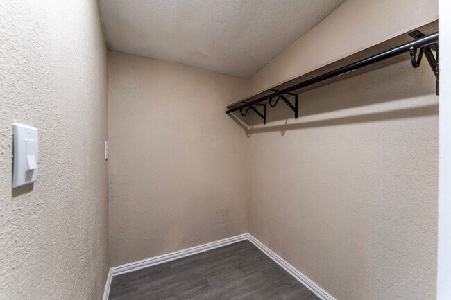 Building Photo - 2614 W Greenway Rd