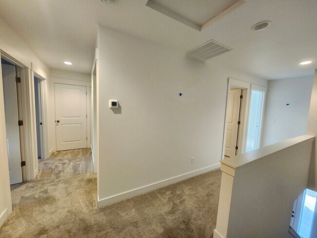 Building Photo - Spacious 3 bed/2.5 bath Townhouse - Gorgeo...