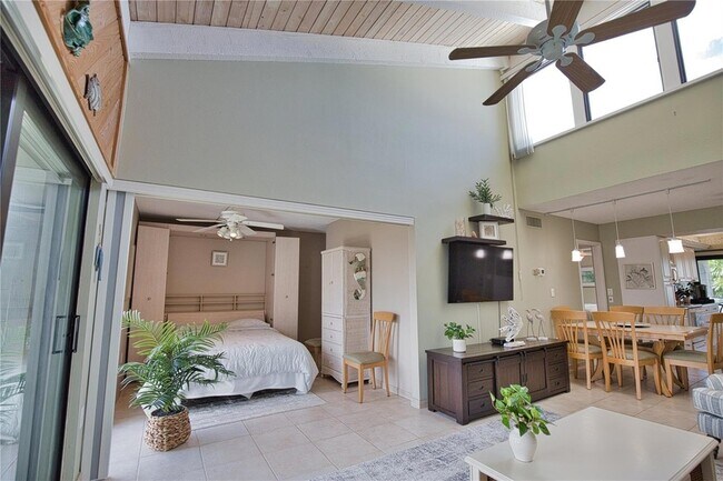 Building Photo - 1555 Tarpon Center Dr