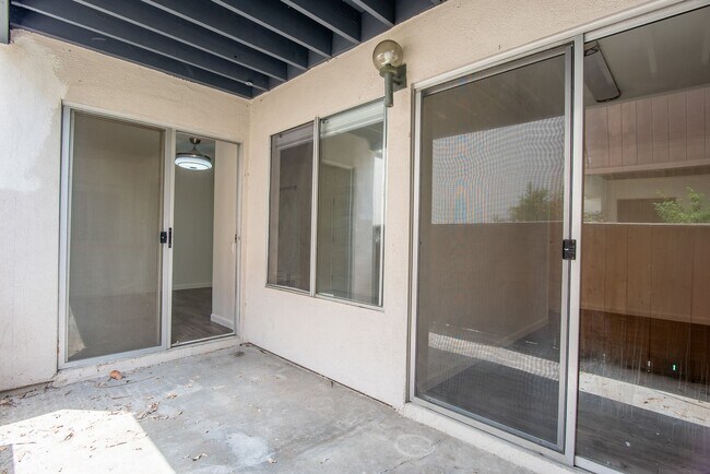 Building Photo - 1 Bedroom 1 Bathroom Townhouse Available For Rent In Mission Valley!