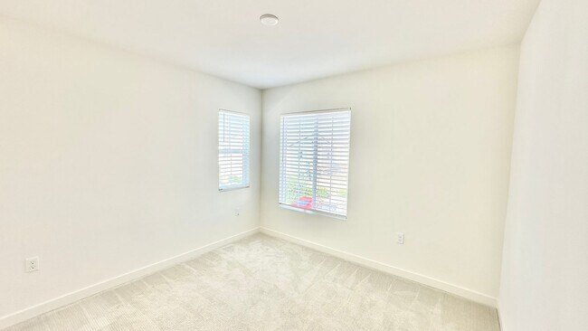 Building Photo - Beautiful, Newer Construction Home in Desi...