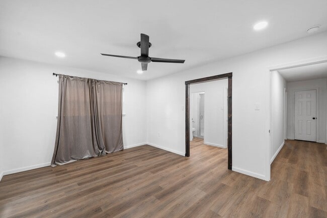 Building Photo - Fully Renovated Woodway Home