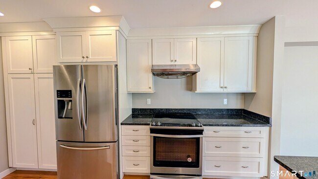 Building Photo - 10 Ledgewood Dr