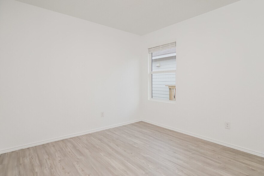 Building Photo - 2811 Millikan Dr