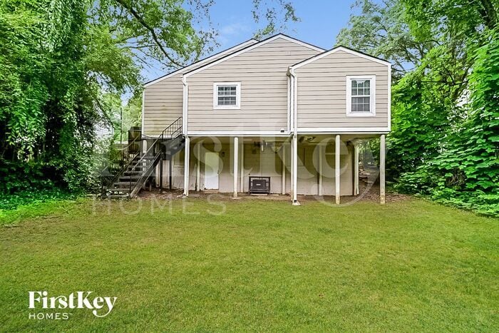 Building Photo - 2138 Pinehurst Dr