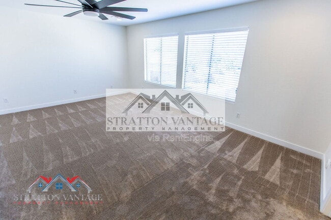 Building Photo - 484 E Cheyenne Rd