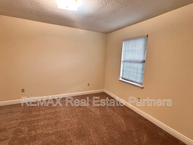 Building Photo - 121 Lexington Dr