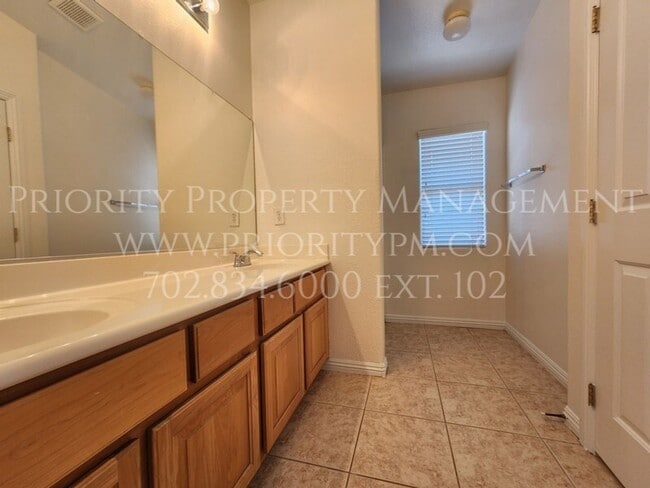 Building Photo - ~3 Bedroom Northwest Townhome ~ 1400sq. ft...
