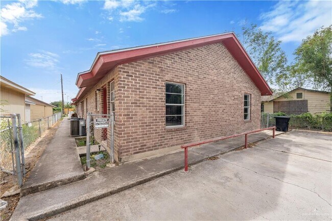 Building Photo - 2109 Datepalm Ave