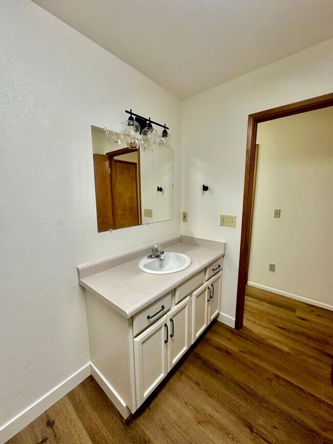 Building Photo - 5425 Glenridge Wy