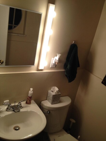 Building Photo - 17 Unger Ln