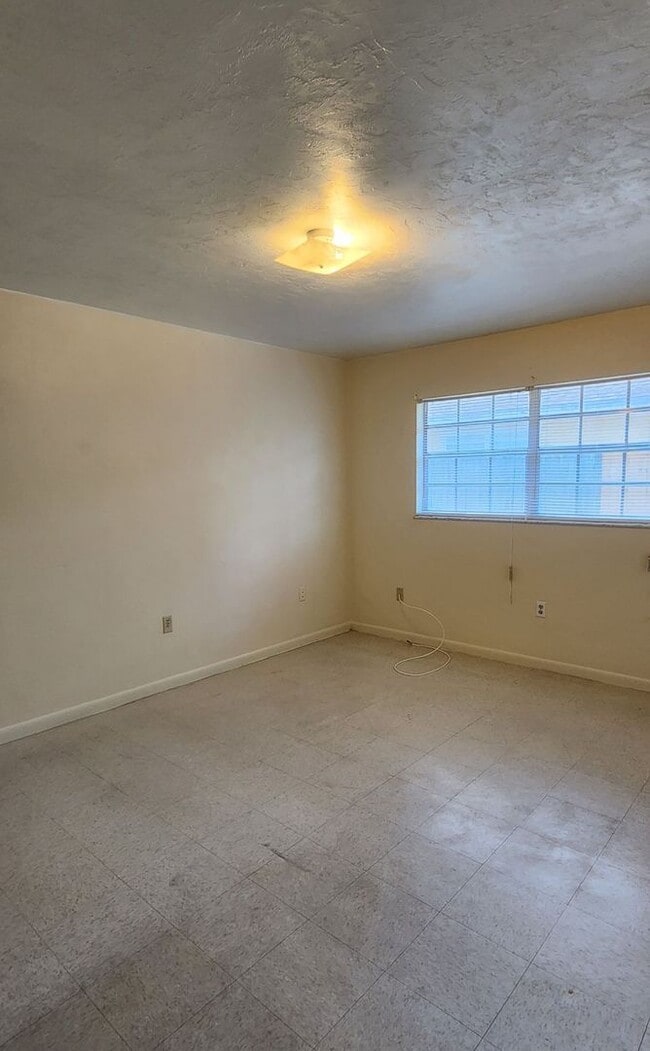 Building Photo - 2-bedroom, 1 bathroom duplex is move-in ready