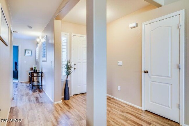 Building Photo - 2938 E Quiet Hollow Ln