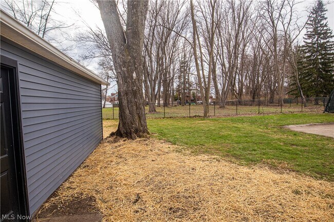 Building Photo - 112 Chestnut St