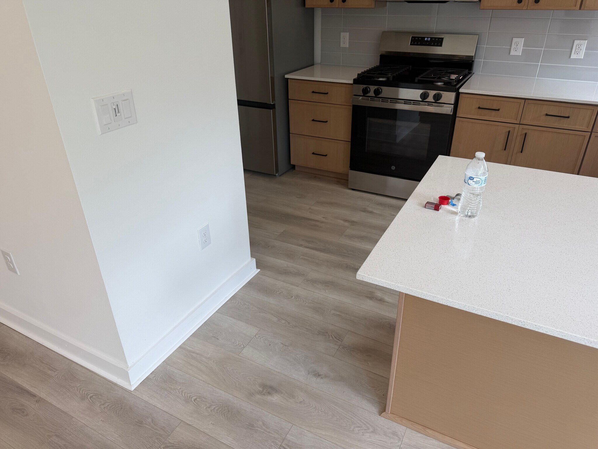 Building Photo - Room in Apartment on Riverside Farms Rd