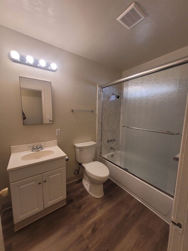 Building Photo - Three bedroom 1 bath with central heat and air