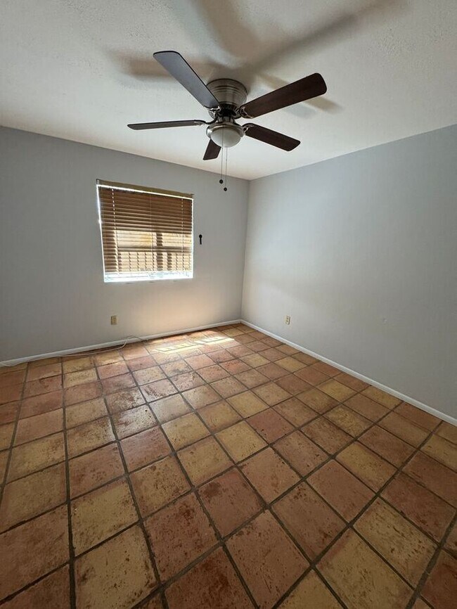 Building Photo - 3208 E Almartin St