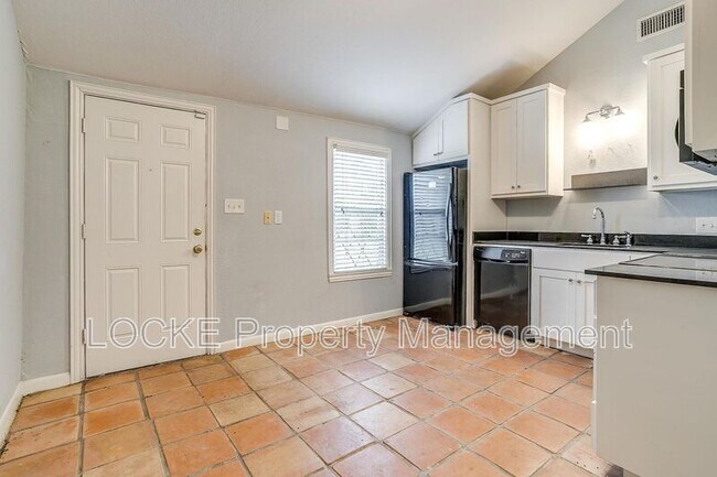 Building Photo - 3528 Rogers Ave