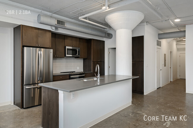 Building Photo - Large Loft in Midtown!