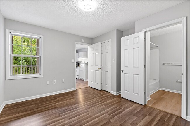 Building Photo - University Woods Retreat: 4 BR/4 Bath minutes to NCSU!