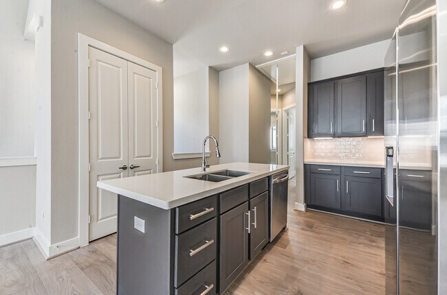 Lovely open kitchen is great for entertaining! - 1108 Olivier Ln