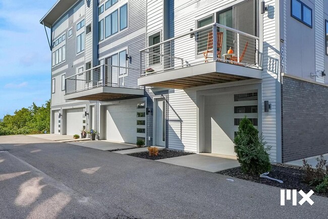 Building Photo - 627 Fairview Ave NE