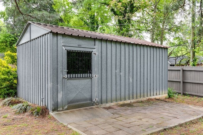 Building Photo - Charming 3 Bedroom Rancher Available Early...