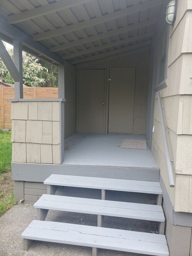 Building Photo - Rent Ready For New Tenants!! 1 Bed, 1 Bath...