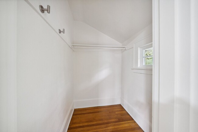 Building Photo - Huge 3 Bedroom 2.5 Bath Home in Laurelhurst