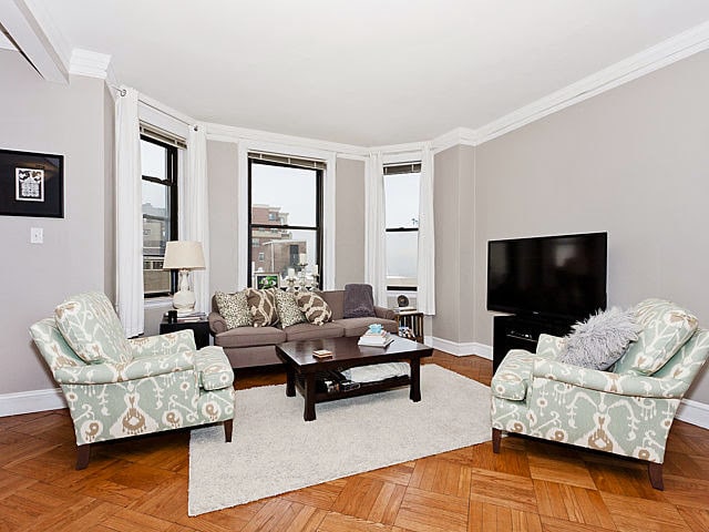 Living room - 2052 N Lincoln Park W