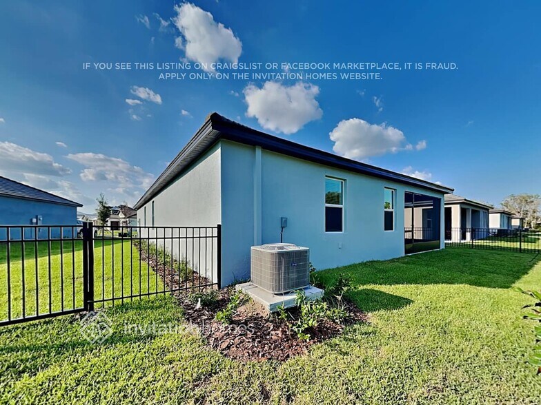 Building Photo - 14233 17 Ct E