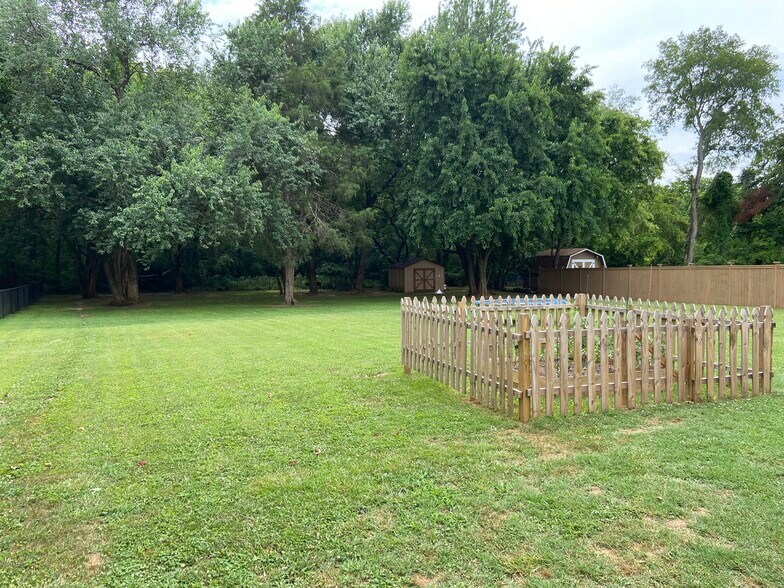 Building Photo - 604 Greenleaf Ave