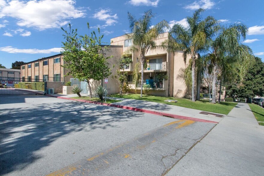 Building Photo - 1705 Neil Armstrong St