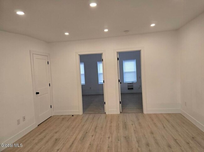 Building Photo - 31 Van Zandt St