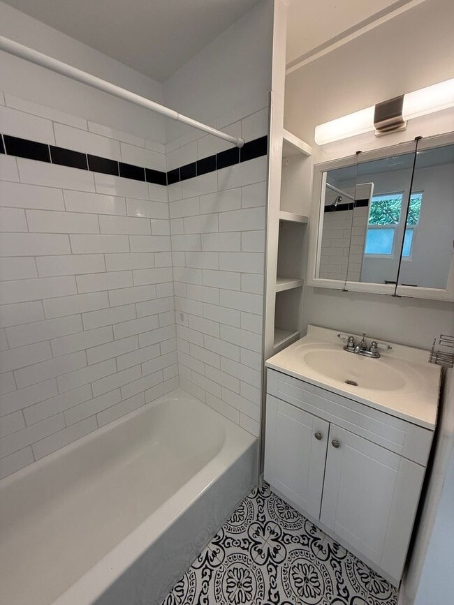 Building Photo - 2 BR/1 BA Single Family Home, Spacious Kit...