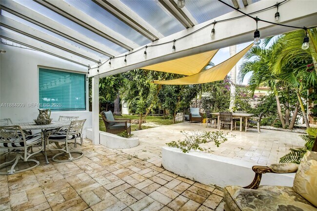 Building Photo - 2601 NE 11th Ct