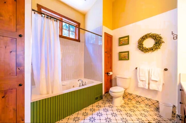 Building Photo - 738 Skyline Dr