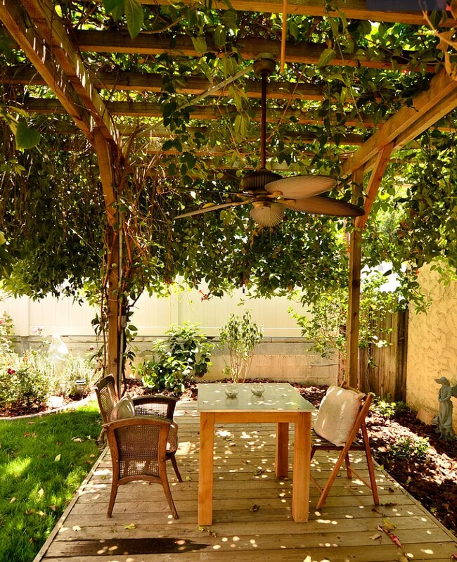 Building Photo - 1020 Havenhurst Dr