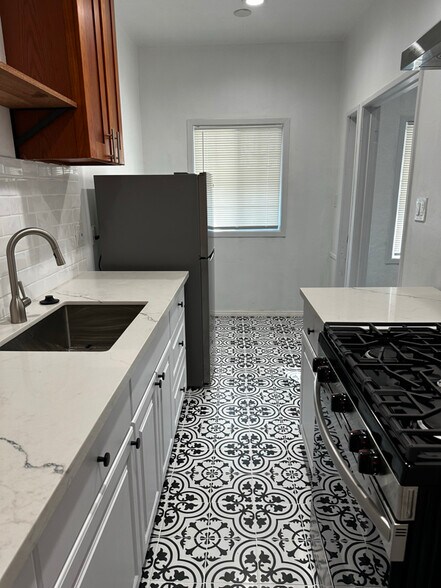 Building Photo - 216 E Valencia Ave