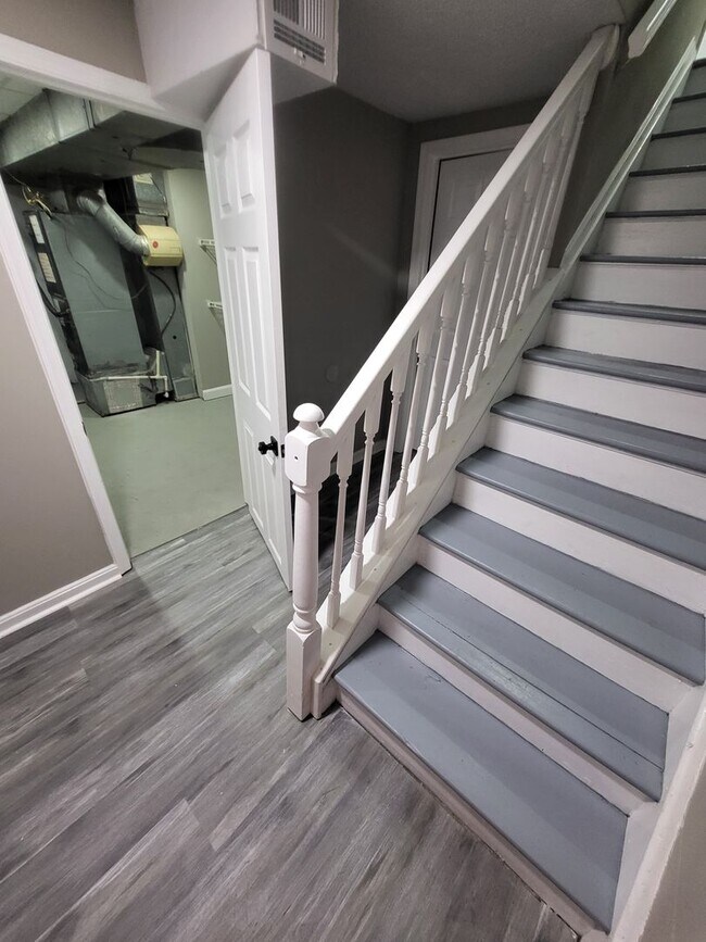 Building Photo - 3Bed 3 Bath Finished Basement!