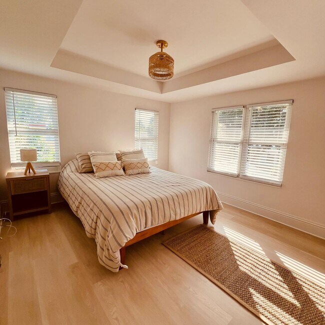 Building Photo - Stunning FULLY FURNISHED 3/2.5 entire hous...