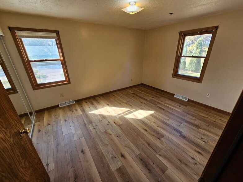 Building Photo - 531 Lakeshore Ct