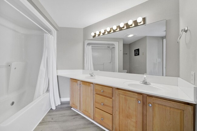 Building Photo - Lovely Two Bed Two Full Bath Condo in Fort...