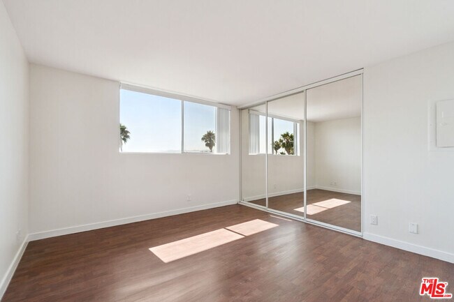 Building Photo - 100 S Doheny Dr