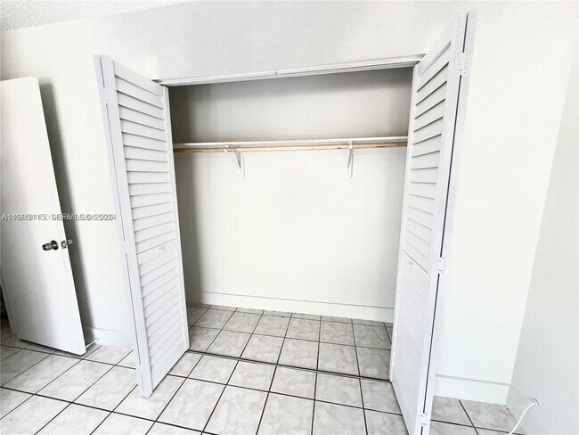 Building Photo - 951 SW 7th St