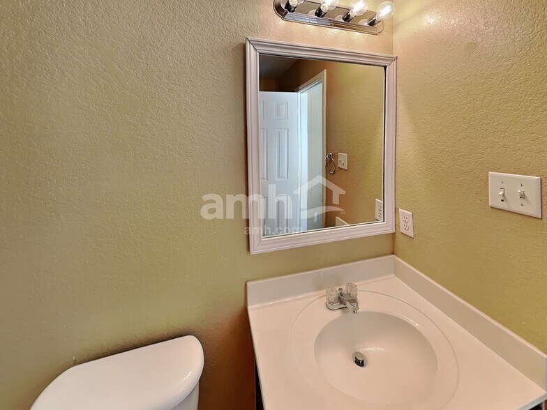 Building Photo - 9247 Pacific Maple