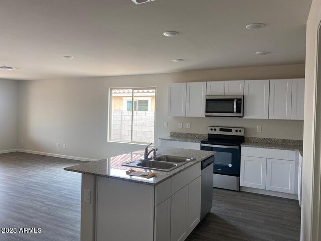 Building Photo - 815 Silvercreek Ln