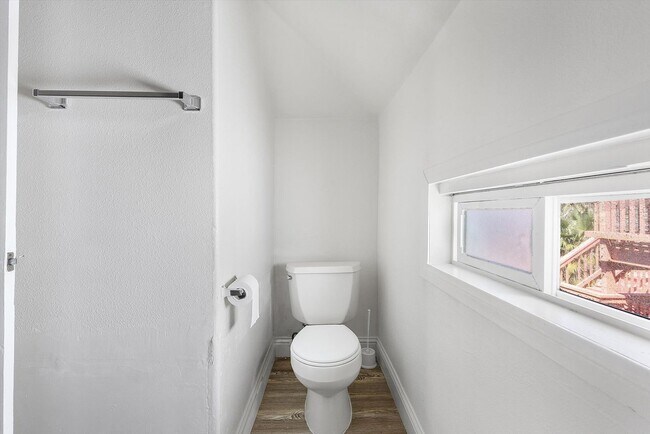 Building Photo - 1431 Linden St