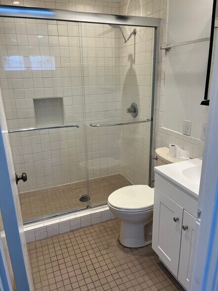 Building Photo - 404 Edgewood Dr